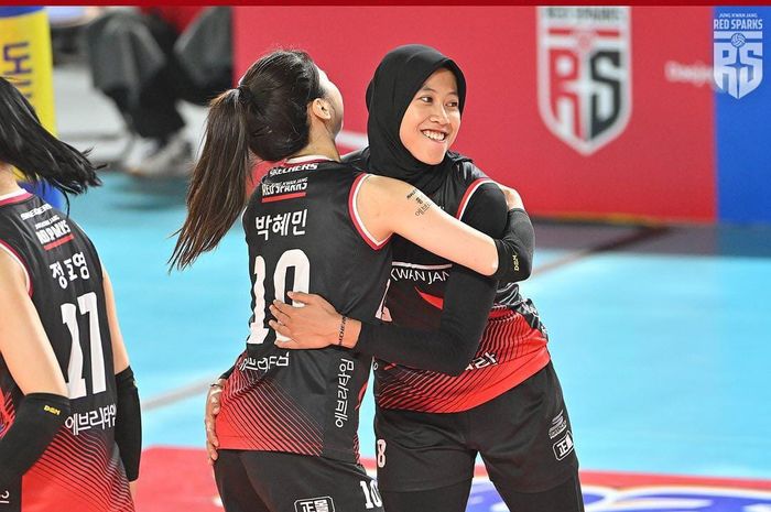 Opposite Daejeon Res Sparks, Megawati Hangestri Pertiwi (kanan) berpelukan dengan hitter Park Hye-min pada laga Liga Voli Korea Selatan, Selasa, 17 Oktober 2023