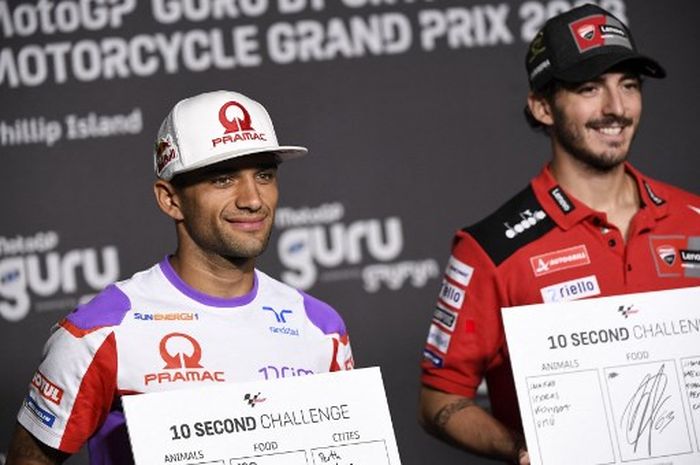 Prima Pramac Racing?s Spanish rider Jorge Martin (L) and Ducati Italian rider Francesco Bagnaia attend a press conference ahead of the MotoGP Australian Grand Prix at Phillip Island on October 19, 2023. (Photo by Paul CROCK / AFP) / -- IMAGE RESTRICTED TO EDITORIAL USE - STRICTLY NO COMMERCIAL USE -