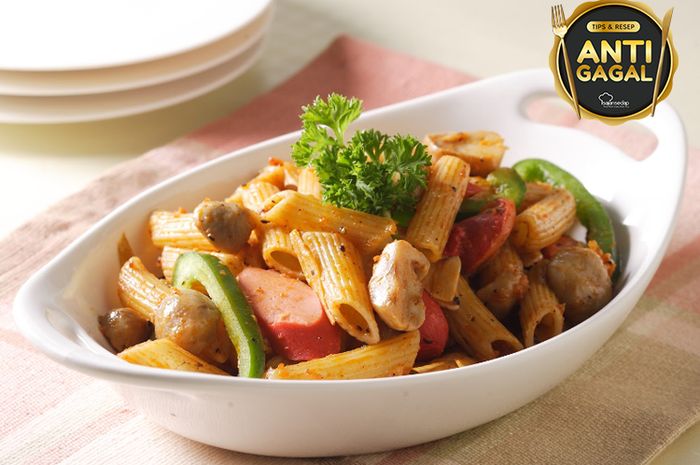 Hidangan penne tumis jamur.
