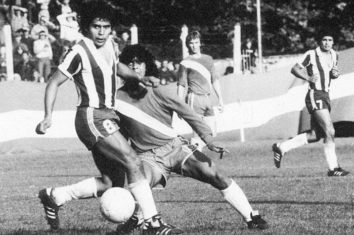 Maradona mengolongi Juan Domingo Cabrera dalam laga debut profesionalnya pada 20 Oktober 1976.