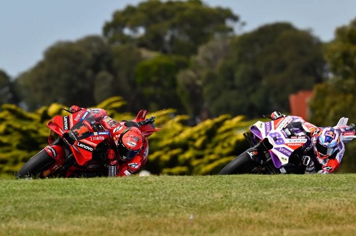 Francesco Bagnaia (Ducati Lenovo) dan Jorge Martin (Prima Pramac) sempat beriringan saat bersaing mengejar waktu lap tercepat di sesi practice MotoGP Australia 2023 di Sirkuit Philip Island, Australia, Jumat (20/10/2023).