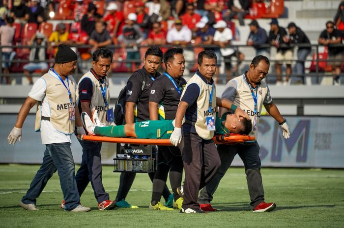 Pemain Persebaya Surabaya, Sho Yamamoto mengalami cedera saat melawan Bali United di Stadion Kapten I Wayan Dipta, Gianyar, Bali, Jumat (20/10/2023).