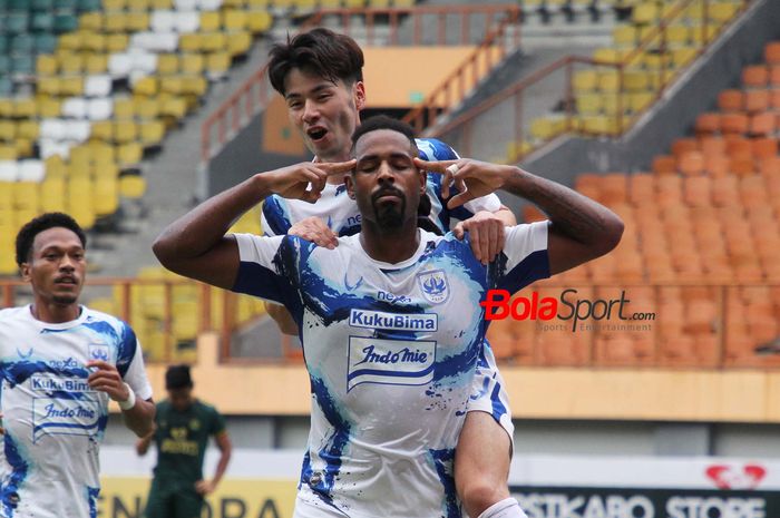 Pemain PSIS Semarang, Carlos Manuel Dos Santos Fortes, setelah mencetak gol ke gawang Persikabo 1973 di Stadion Wibawa Mukti, Cikarang, Jawa Barat (20/10/2023).