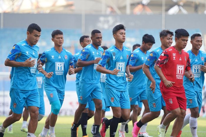 Malut United FC dalam latihan resmi menjelang laga melawan FC Bekasi City di Liga 2, Jumat (20/10/2023) di Stadion Wibawa Mukti, Cikarang. 