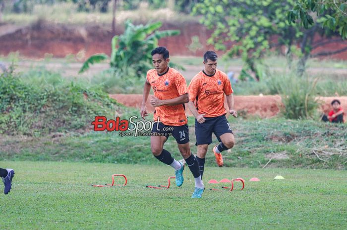 Rizky Ridho (kiri) dan Ondrej Kudela (kanan) sedang berlatih bersama Persija Jakarta di Lapangan Nirwana Park, Sawangan, Jawa Barat, Sabtu (21/10/2023).