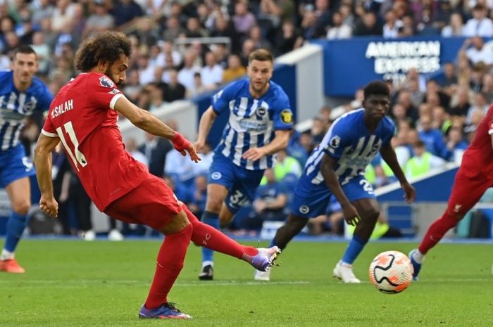 Mohamed Salah mengeksekusi penalti dalam kemenangan 2-0 Liverpool atas Everton pada Liga Inggris 2023-2024.