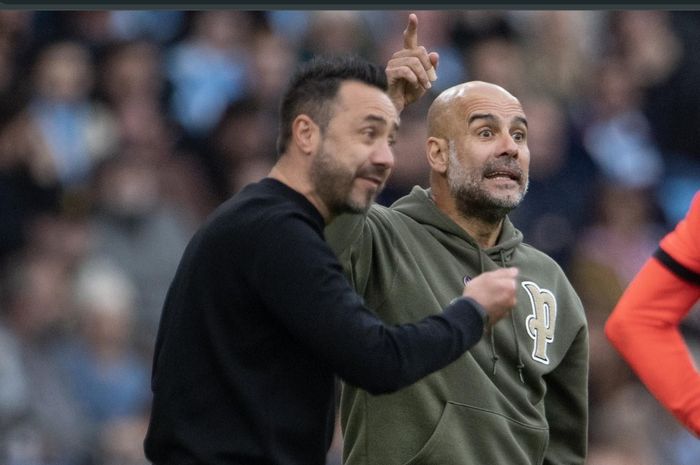 Pep Guardiola (kanan) dan Roberto De Zerbi (kiri) dalam sebuah pertandingan antara Manchester City dan Brighton and Hove Albion.