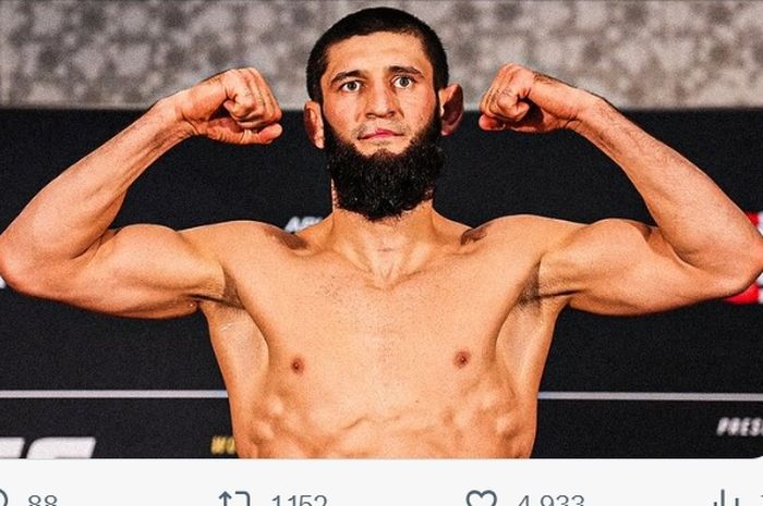 Khamzat Chimaev dalam sesi timbang badan menjelang UFC 294, Jumat (20/10/2023) di Abu Dhabi.