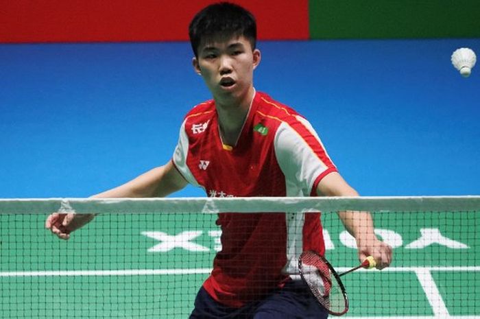 Pebulu tangkis tunggal putra China, Weng Hong Yang, pada babak kedua Japan Open 2023, 27 Juli