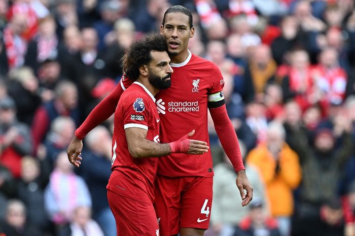 Mohamed Salah (kiri) dan Virgil van Dijk merayakan gol sang penyerang untuk Liverpool dalam duel melawan Everton pada lanjutan Liga Inggris di Anfield (21/10/2023).