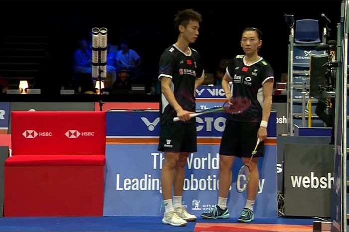 Pasangan ganda campuran China, Jiang Zhen Bang/Wei Ya Xin saling diam-diaman di babak 16 besar Denmark Open 2023 sebelum akhirnya mereka kandas, Kamis (19/10/2023)