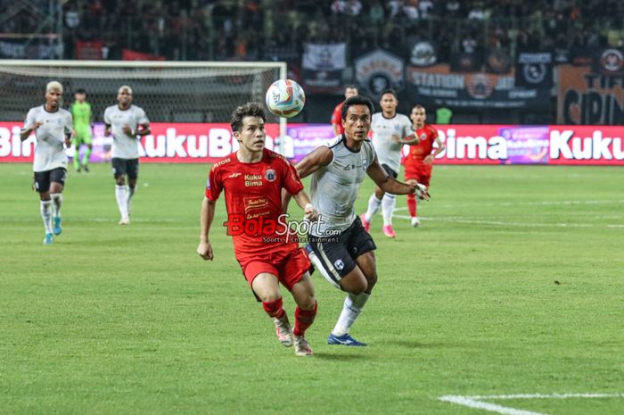 Ryo Matsumura (kiri) sedang berebut bola dalam laga pekan ke-16 Liga 1 2023 antara Persija Jakarta versus RANS Nusantara FC di Stadion Patriot Candrabhaga, Bekasi, Jawa Barat, Minggu (22/10/2023).