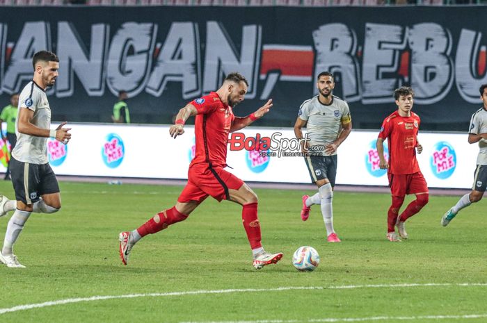 Marko Simic sedang menguasai bola dalam laga pekan ke-16 Liga 1 2023 antara Persija Jakarta versus RANS Nusantara FC di Stadion Patriot Candrabhaga, Bekasi, Jawa Barat, Minggu (22/10/2023).