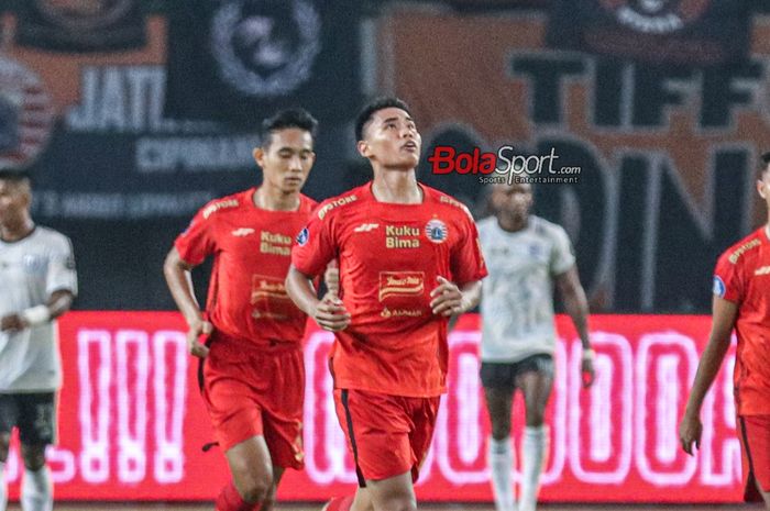 Muhammad Ferarri (kanan) melakukan selebrasi sederhana seusai mencetak gol dalam laga pekan ke-16 Liga 1 2023 antara Persija Jakarta versus RANS Nusantara FC di Stadion Patriot Candrabhaga, Bekasi, Jawa Barat, Minggu (22/10/2023).