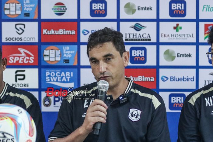 Pelatih RANS Nusantara FC, Eduardo Almeida, sedang memberikan keterangan kepada awak media di Stadion Patriot Candrabhaga, Bekasi, Jawa Barat, Minggu (22/10/2023).