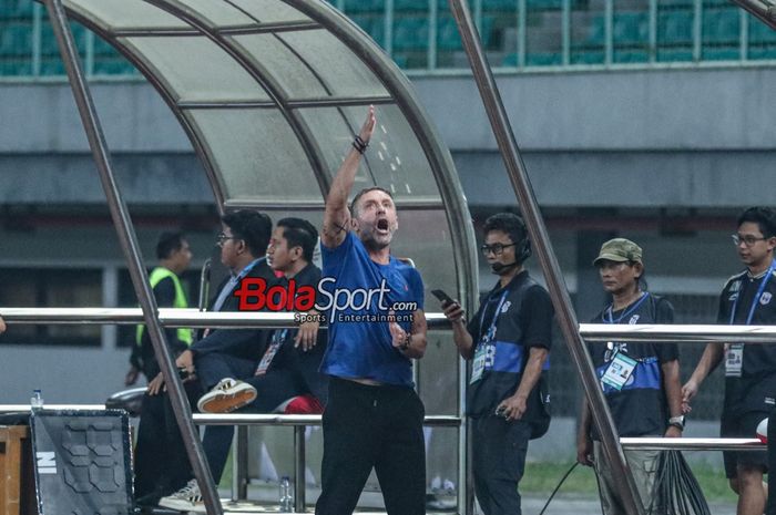 Pelatih Persija Jakarta, Thomas Doll, sempat meluapkan emosinya saat memantau timnya bertanding di Stadion Patriot Candrabhaga, Bekasi, Jawa Barat, Minggu (22/10/2023).