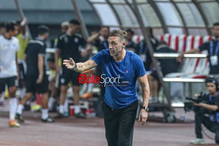 Pelatih Persija Jakarta, Thomas Doll, sedang memberikan intruksi kepada para pemainnya saat berlaga di Stadion Patriot Candrabhaga, Bekasi, Jawa Barat, Minggu (22/10/2023).