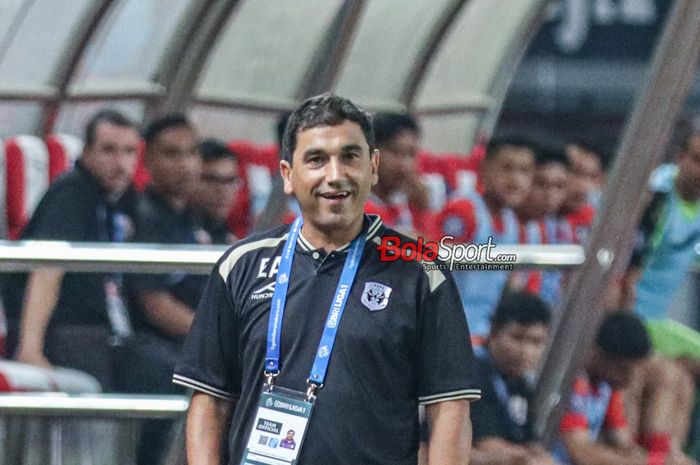 Pelatih RANS Nusantara FC, Eduardo Almeida, sempat tersenyum saat memantau timnya bertanding di Stadion Patriot Candrabhaga, Bekasi, Jawa Barat, Minggu (22/10/2023).