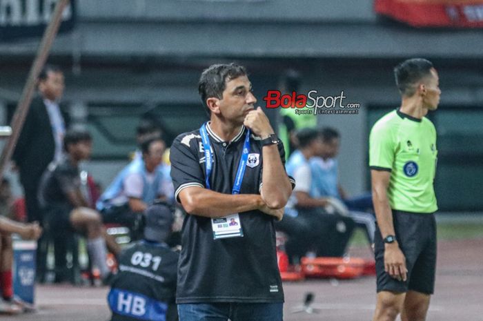 Pelatih RANS Nusantara FC, Eduardo Almeida, sedang memantau timnya bertanding di Stadion Patriot Candrabhaga, Bekasi, Jawa Barat, Minggu (22/10/2023).