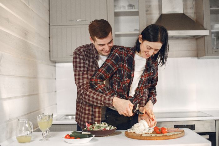 5 Arti Mimpi Dimasakin oleh Pacar, Ternyata Jadi Pertanda Harapan Akan