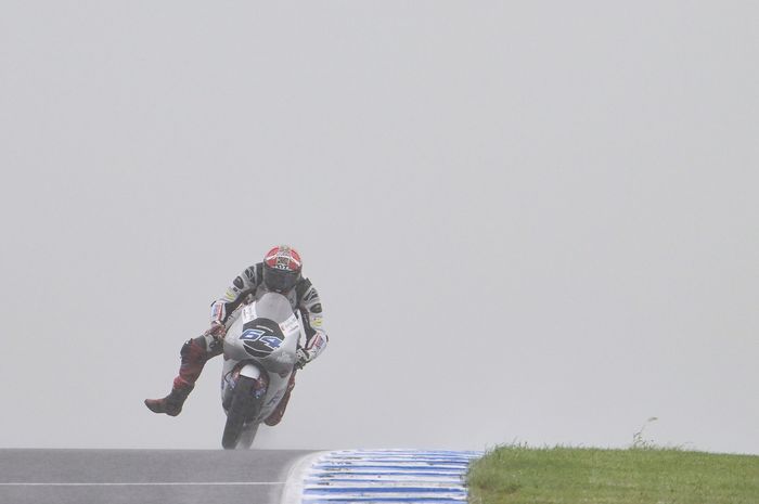 Pembalap Indonesia, Mario Aji menerjang hujan deras yang menghadangnya pada Moto3 Australia 2023.
