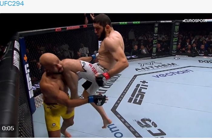 Ikram Aliskerov melancarkan serangan lutut terbang untuk mengalahkan Warlley Alves di UFC 294, Minggu (22/10/2023) WIB di Abu Dhabi.