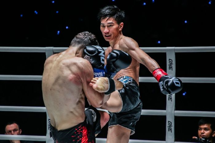 Tawanchai PK Saenchai ketika mematahkan tangan Davit Kiria dalam ajang ONE Fight Night 13 pada 5 Agustus 2023 di Bangkok.
