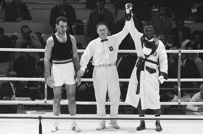 Petinju pertama yang bisa mengalahkan Muhammad Ali, Joe Frazier, meraih medali emas Olimpiade pada 23 Oktober 1964.