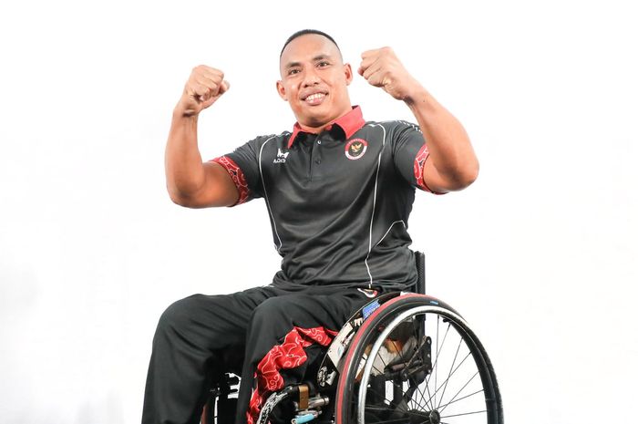 Atlet para-atletik nomor lempar lembing, Riadi Saputra mendapat kehormatan menjadi flag bearer atau pembawa bendera Merah-Putih saat defile pembukaan Asian Para Games (AiPG) Hangzhou 2022 di Hangzhou Olympic Sports Centre Stadium pada Minggu (22/10/2023)