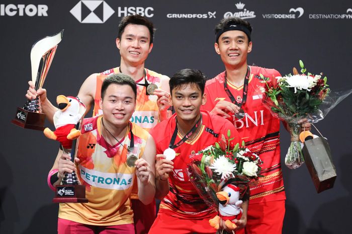 Pasangan ganda putra Indonesia, Muhammad Shohibul Fikri/Bagas Maulana, berpose setelah menjadi runner-up Denmark Open 2023 seusai dikalahkan Aaron Chia/Soh Wooi Yik (Malaysia) di Jsyke Bank Arena, Odense, Denmark, Minggu (22/10/2023).