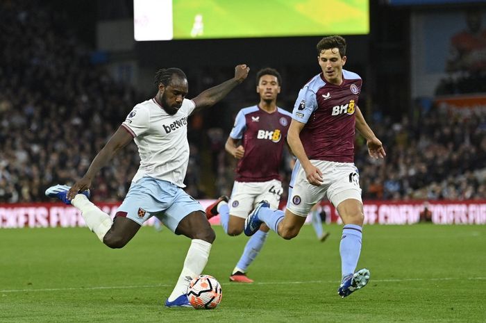 Gelandang West Ham United, Michael Antonio, pada laga pekan ke-9 Liga Inggris versus Aston Villa di Stadion Villa Park, Minggu (22/10/2023).