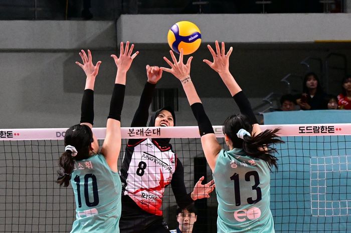 Pebola voli putri Daejeon JungKwanJang Red Sparks, Megawati Hangestri Pertiwi melepaskan spike ke pemain GS Caltex Seoul KIXX saat melakoni lanjutan liga voli Korea musim 2023-2024