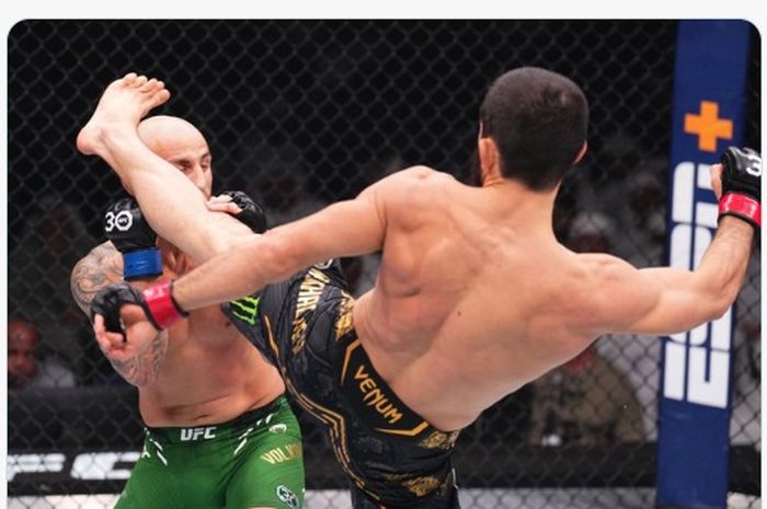 Tendangan ke arah kepala yang membawa Islam Makhachev menang KO atas Alexander Volkanovski di UFC 294, Minggu (23/10/2023) WIB di Abu Dhabi. 