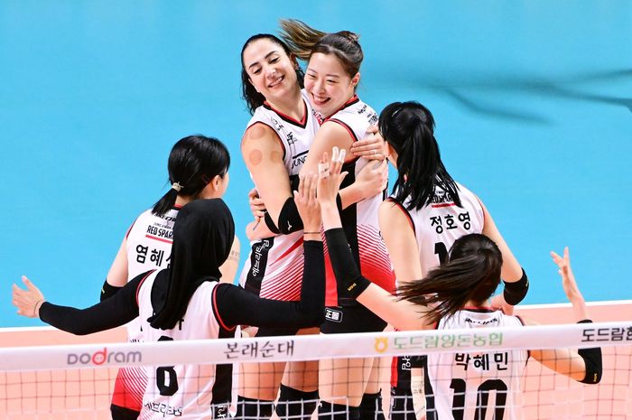 Megawati Hangestri Pertiwi dan kawan-kawan melakukan selebrasi bersama rekan setimnya di Daejeon JungKwanJang Red Sparks pada liga voli Korea Selatan 2023-2024