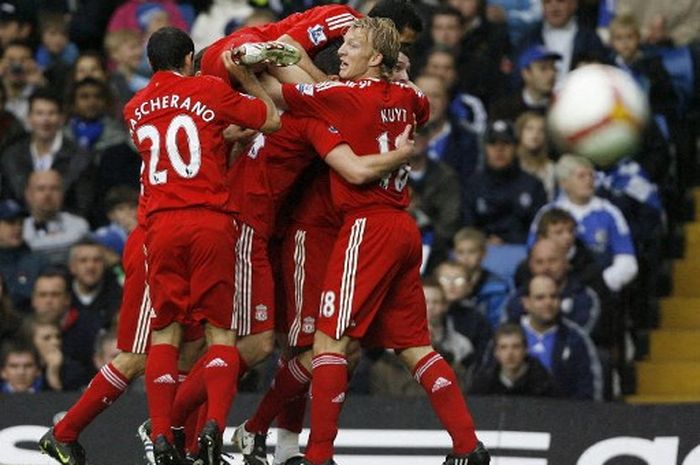 Para pemain Liverpool merayakan gol yang menentukan kemenangan 1-0 sekaligus mematahkan rekor tak terkalahkan Chelsea di Stamford Bridge, 26 Oktober 2008.