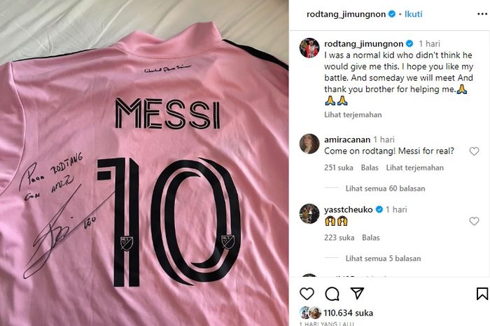 Raja Muay Thai ONE Championship, Rodtang Jitmuangnon, memamerkan jersey spesial hadiah dari Lionel Messi di akun media sosialnya.