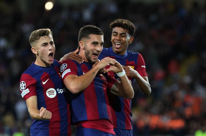 Fermin Lopez (kiri), Ferran Torres (tengah), dan Lamine Yamal, merayakan gol Barcelona ke gawang Shakhtar Donetsk dalam duel Liga Champions di Stadion Olimpic Lluis Companys (25/10/2023).