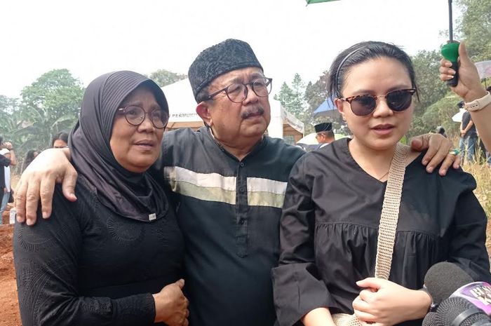 Ibunda, ayahanda, dan adik mendiang Shena Malsiana saat dijumpai di TPU Bojong Nangka, Tangerang, Banten, Kamis (26/10/2023).
Grid.ID / Hana Futari