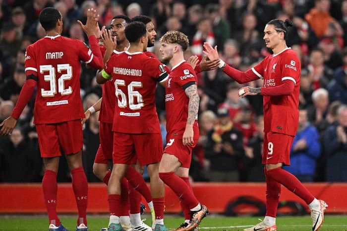 Para pemain Liverpool merayakan gol yang dicetak Darwin Nunez ke gawang Toulouse di Liga Europa.