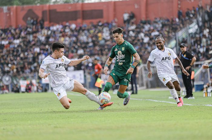 Suasana pertandingan Persik Kediri vs Persebaya Surabaya pada pekan ke-17 Liga 1 2023/2024