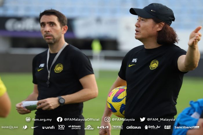 Pelatih Timnas Malaysia, Kim Pan-gon (kanan), tengah memberikan instruksi kepada pemainnya dalam sesi latihan.