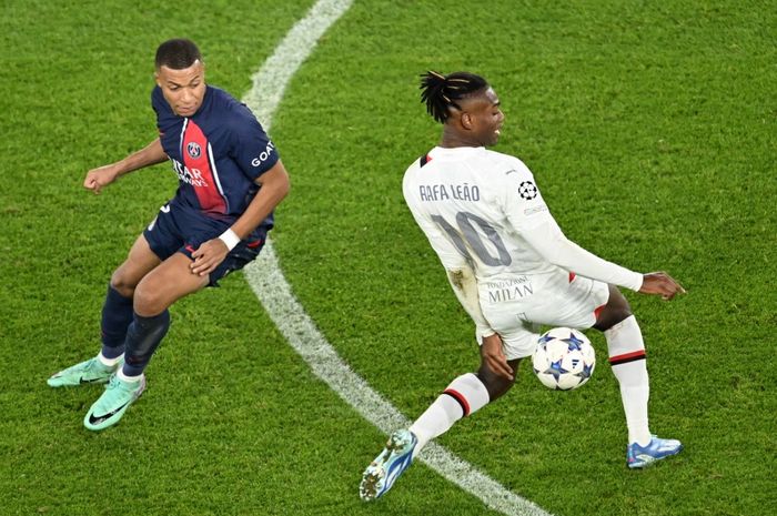 Kylian Mbappe (kiri) dan Rafael Leao beraksi dalam partai PSG vs AC Milan pada lanjutan Liga Champions di Parc des Princes (25/10/2023).