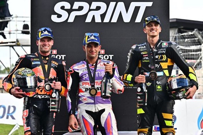 Dari kiri ke kanan, Brad Binder (Red Bull KTM), Jorge Martin (Prima Pramac), dan Luca Marini (Mooney  VR46) di podium sprint race MotoGP Thailand 2023 di Sirkuit Chang Buriram, Sabtu (28/10/2023).