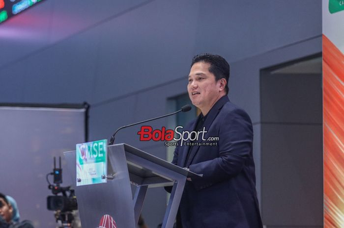 Ketua Umum PSSI, Erick Thohir, saat memberikan keterangan kepada awak media dalam acara yang terkait Yayasan Sepak Bola di Bursa Efek Indonesia, Jakarta, Sabtu (28/10/2023).