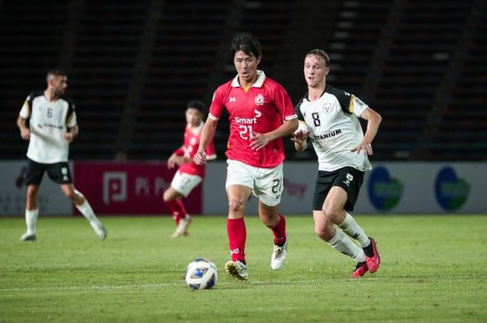 Pemain Phnom Penh Crown asal Jepang, Shintaro Shimizu, tengah menguasai bola dalam laga melawan Macathur FC di Piala AFC 2023-2024.