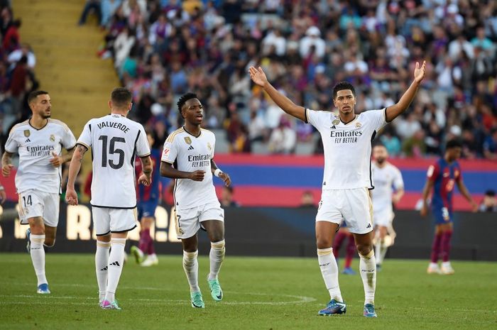 Jude Bellingham (kanan) merayakan gol untuk Real Madrid ke gawang Barcelona dalam laga El Clasico Liga Spanyol di Stadion Olimpic Lluis Companys (28/10/2023).