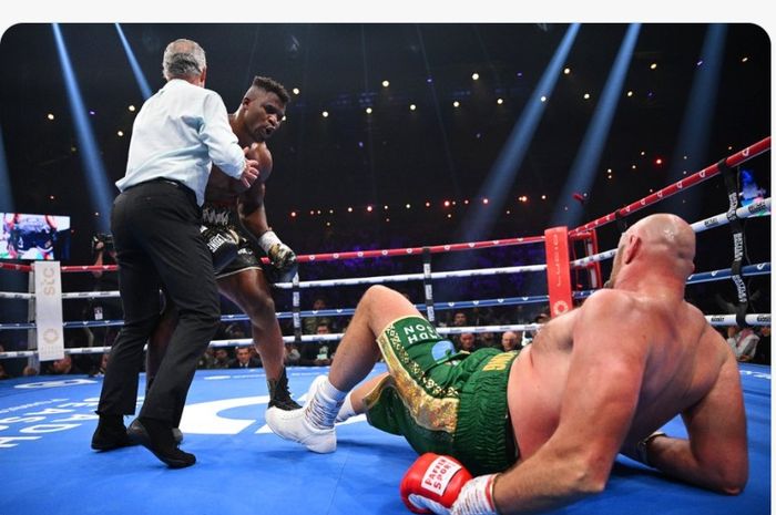 Francis Ngannou merobohkan Tyson Fury dalam pertarungan bertajuk Battle of the Baddest, Sabtu (28/10/2023) di Riyadh, Arab Saudi.