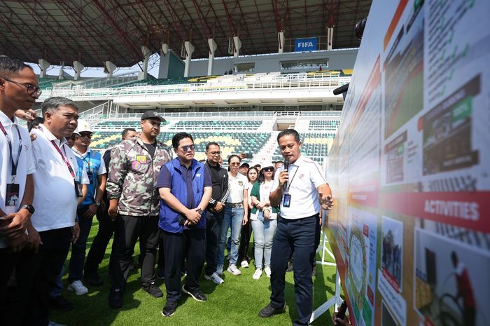 Ketua Umum PSSI, Erick Thohir, saat meninjau langsung Stadion Gelora Bung Tomo jelang Piala Dunia U-17 2023, Minggu (29/10/2023).