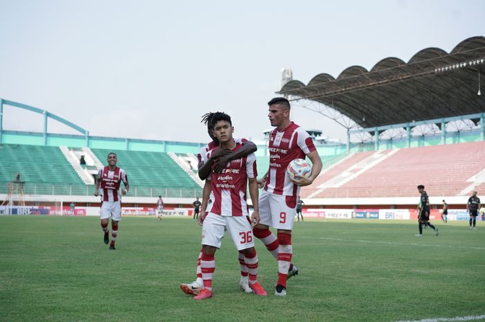 Para pemain Persis Solo saat merayakan selebrasi seusai mencetak gol ke gawang Bhayangkara FC dalam laga pekan ke-17 Liga 1 2023/2024 yang berlangsung di Stadion Maguwoharjo, Sleman, Minggu (29/10/2023).
