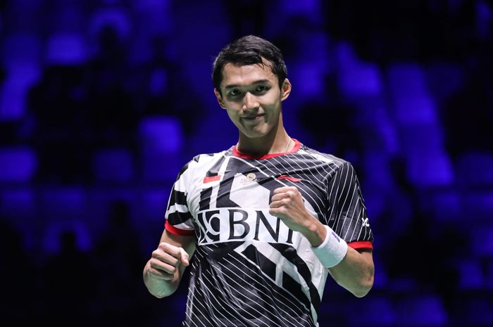 Tunggal putra Indonesia, Jonatan Christie, merayakan kemenangan pada semifinal French Open 2023 di Glaz Arena, Rennes, Prancis, 28 Oktober 2023.